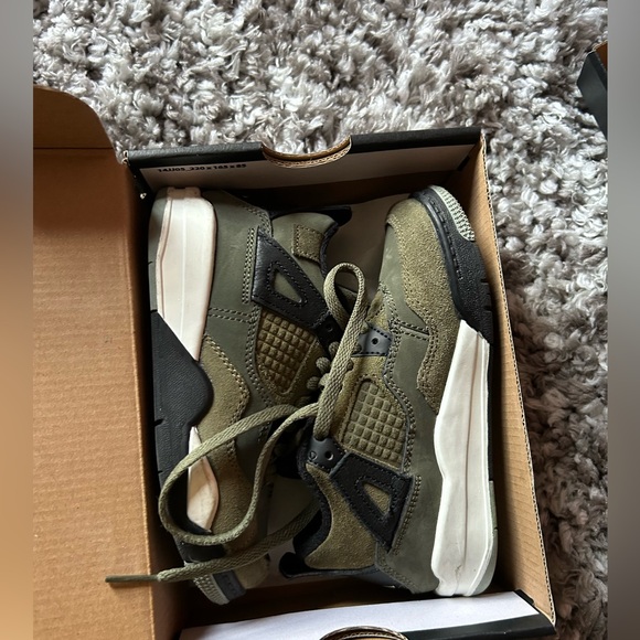 2 pair of 11.5C Jordans ..Black and white 11s , all green 4s - Picture 9 of 9